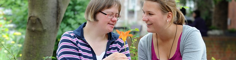 Caritas-Mitarbeiterin mit junger Frau mit Behinderung (c) KNA /Oppitz