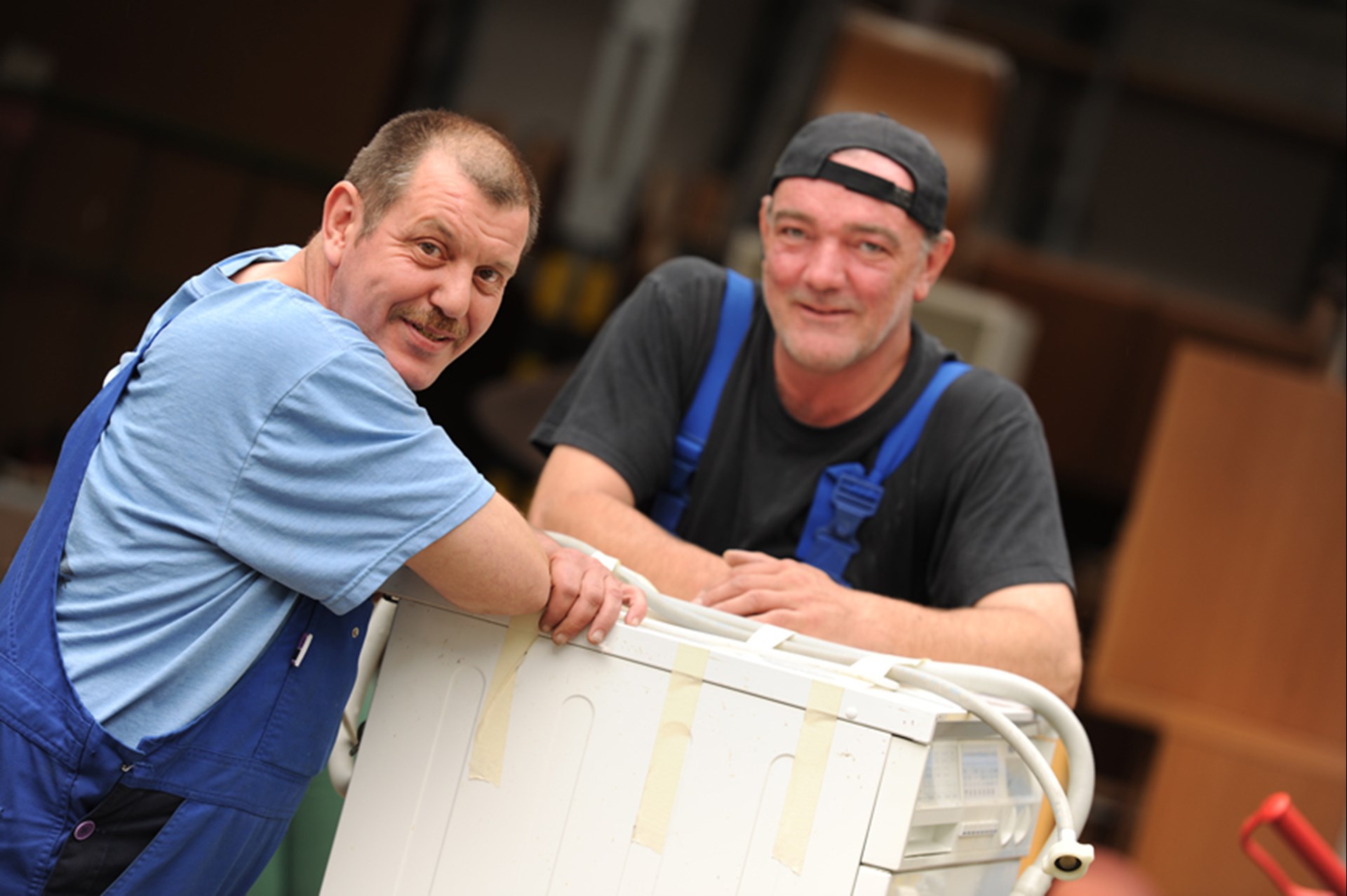 zwei Männer beim Möbel packen