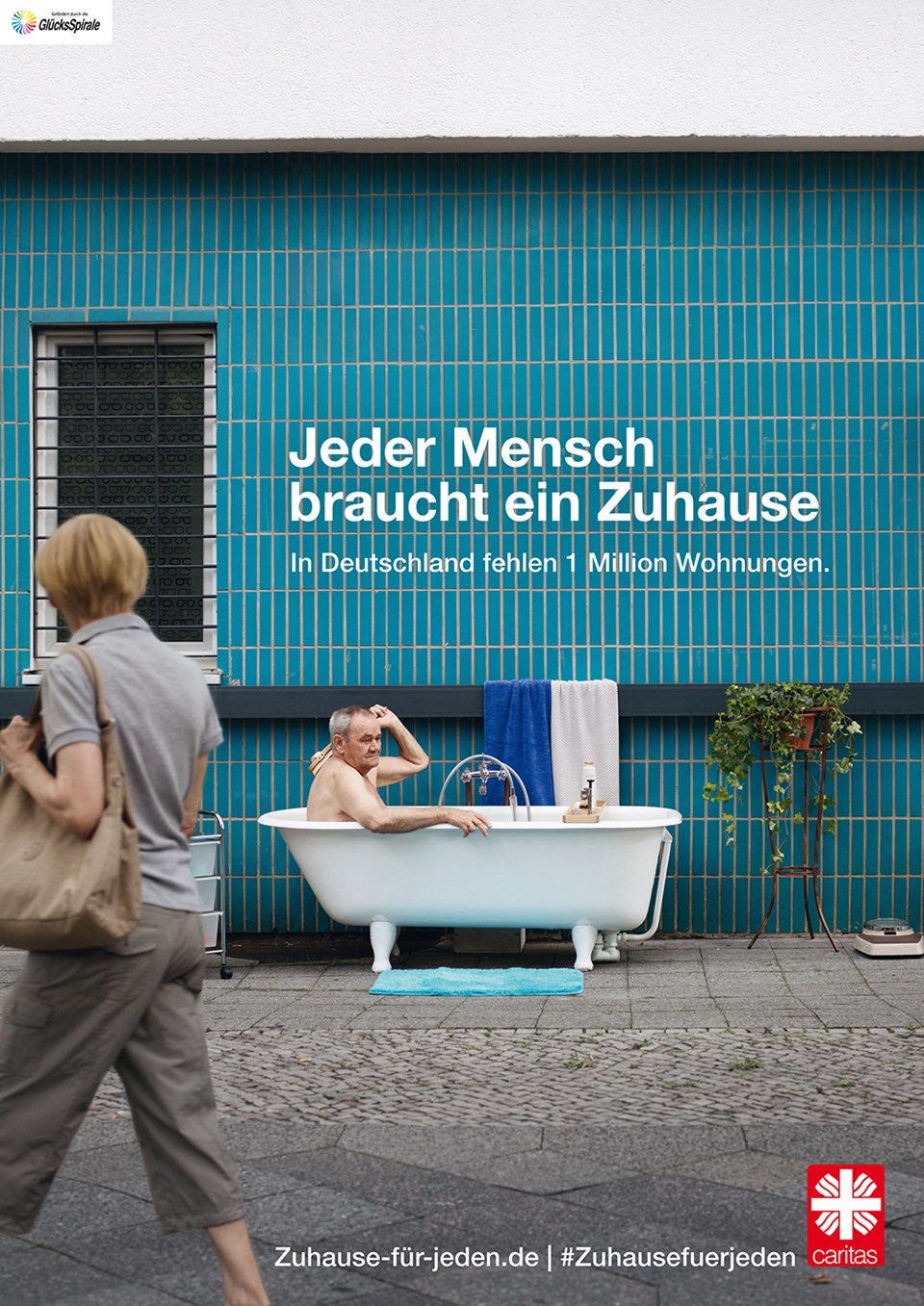 Älterer Mann sitzt in Badewanne im Freien