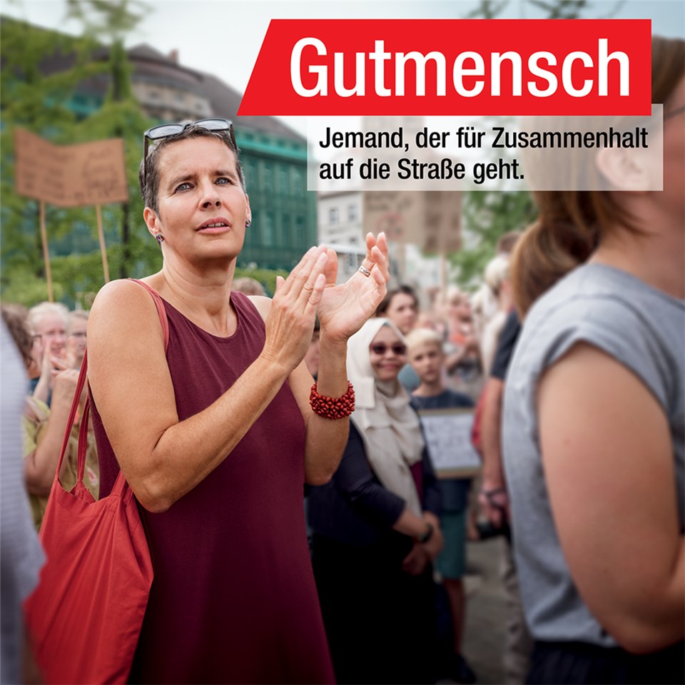 Frau klatscht in die Hände