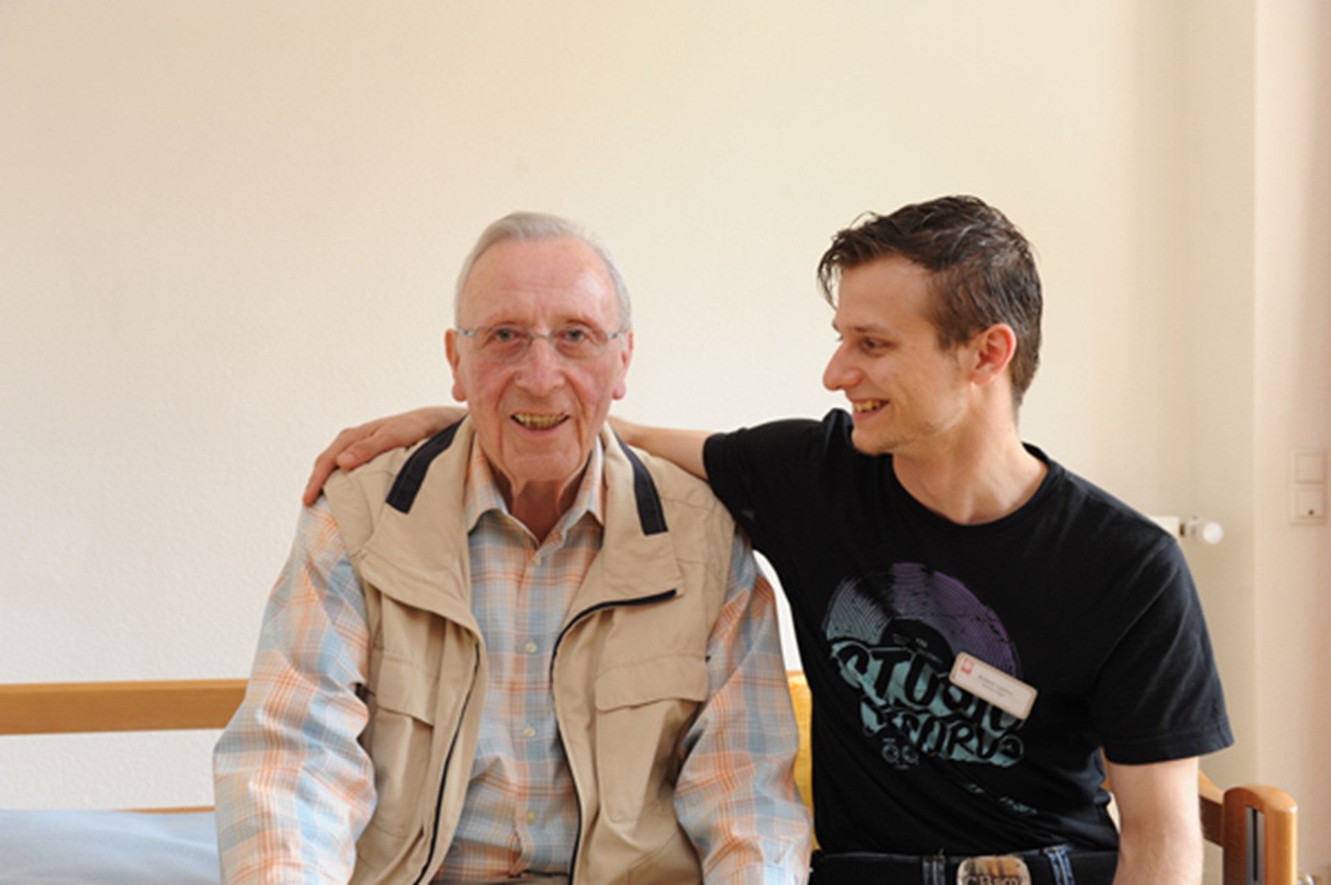 alter Mann mit Pfleger