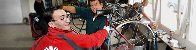 Mitarbeiter einer Fahrradwerkstatt (c) KNA /Oppitz