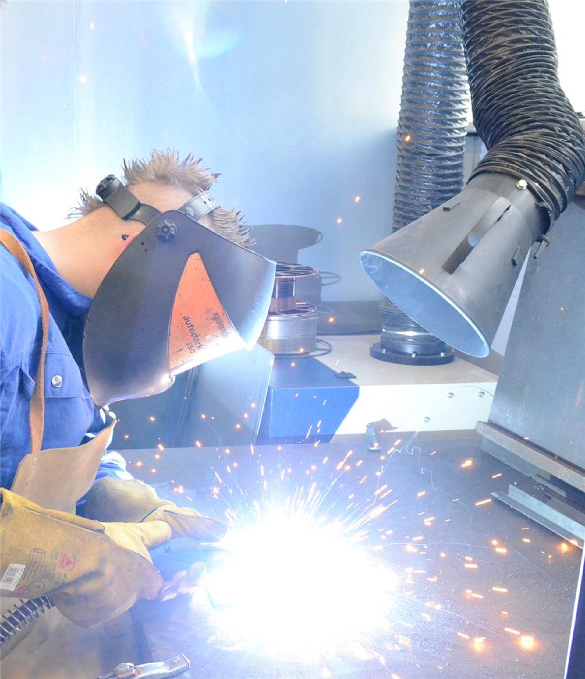 Arbeit in einer Werkstatt mit Schweißgerät